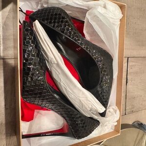 Christian Louboutin “Kate” size 37 patent gloss embossed leather pump